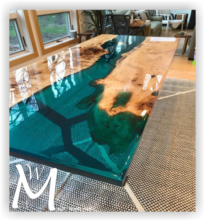 Mesa de madera y resina turquesa transparente